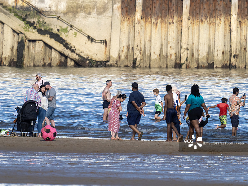 英国约克郡斯卡伯勒海滩上的多元文化人群图片素材