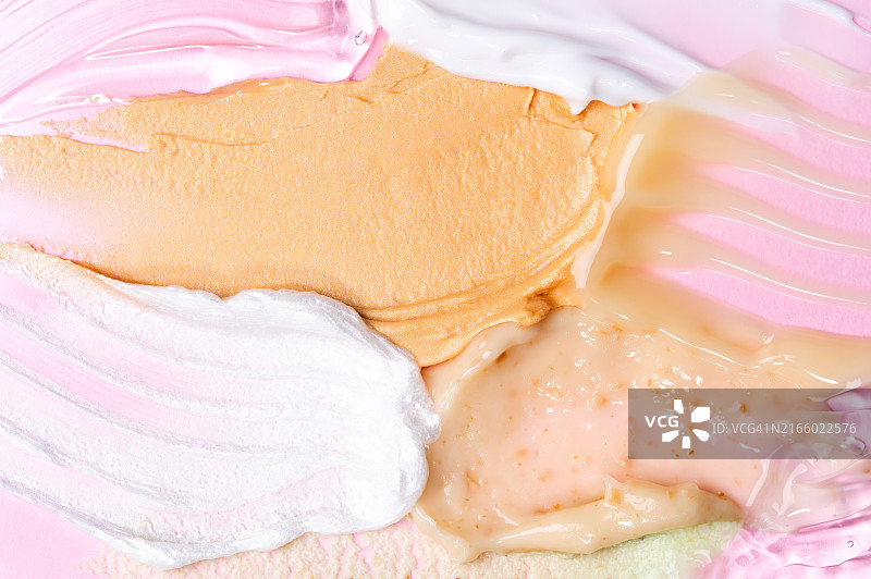 粉色背景化妆品涂抹痕迹素材：保湿霜、舒缓凝胶、磨砂膏和洁面面膜，呵护肌肤和美容，含肽、益生元、神经酰胺、壬二酸、视黄醇分子图片素材