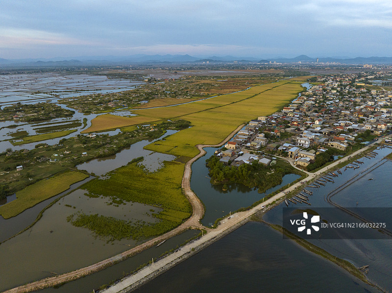 越南中部潭江泻湖的乡村风光，东南亚最大的泻湖系统，承天顺化省图片素材