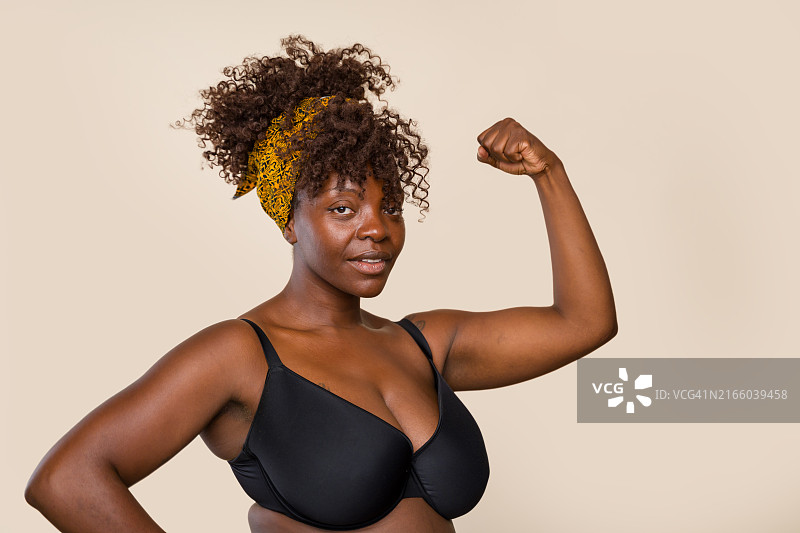 自信女人展示肌肉，充满力量图片素材