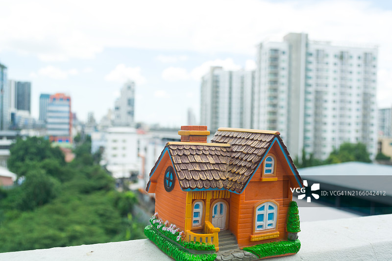 房屋保险概念：房屋销售，小房子，金钱图片素材