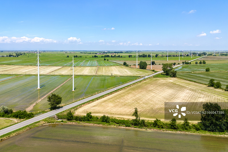 高压线穿越景观的航拍图片素材