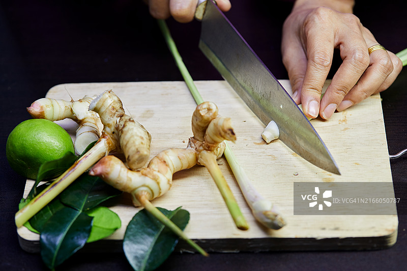 手中切碎的柠檬草图片素材