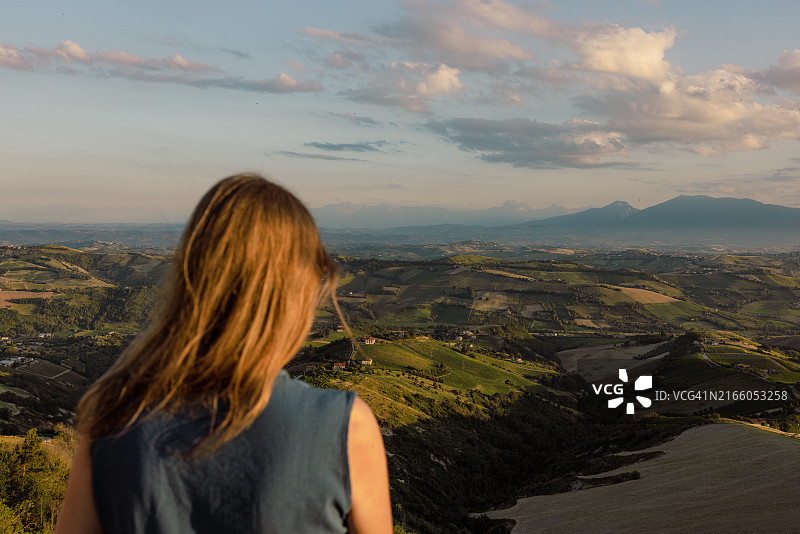 女人欣赏全景图片素材