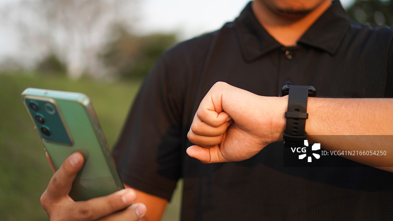 运动员查看他的智能手表图片素材