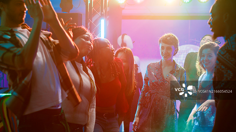 在派对上跳舞的年轻人图片素材