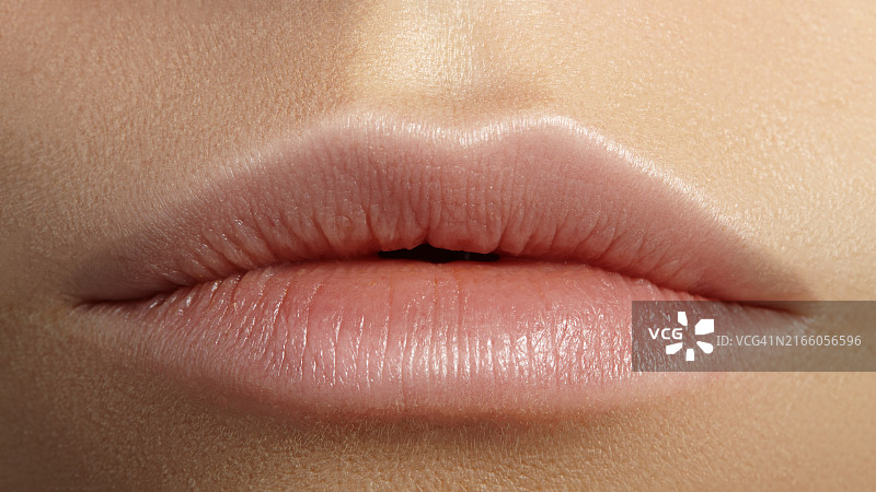 完美自然唇妆特写微距照片，肌肤干净，淡妆清新图片素材