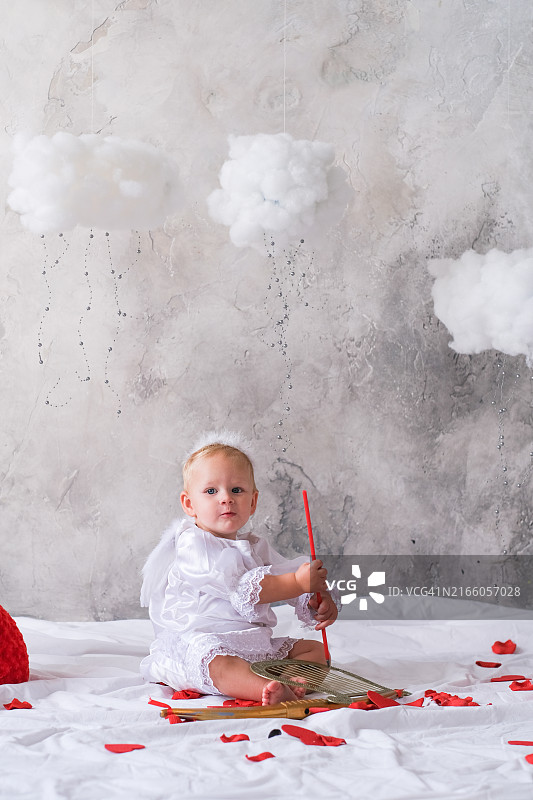 长着天使翅膀的宝宝，情人节概念图片素材