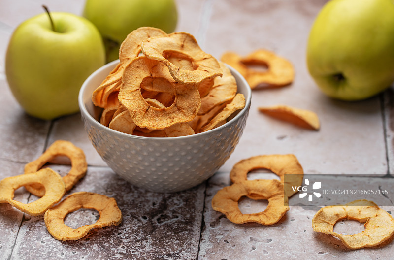 碗中苹果片和苹果特写图片素材