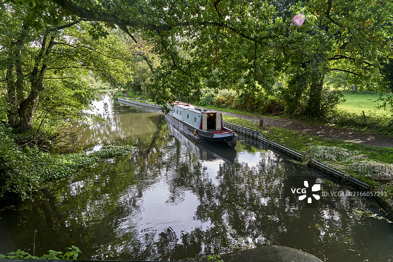 英国萨里郡威斯利附近的韦航运河图片素材