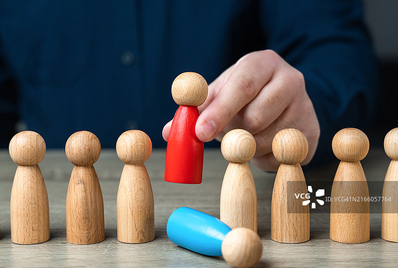 用忠诚和顺从的员工替换另一名员工，用更有生产力的员工替换老员工图片素材