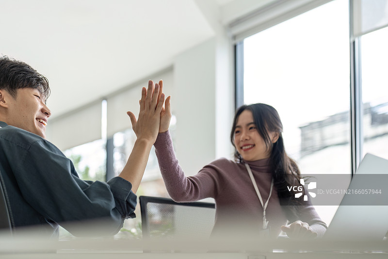 会议中击掌的商务人士图片素材