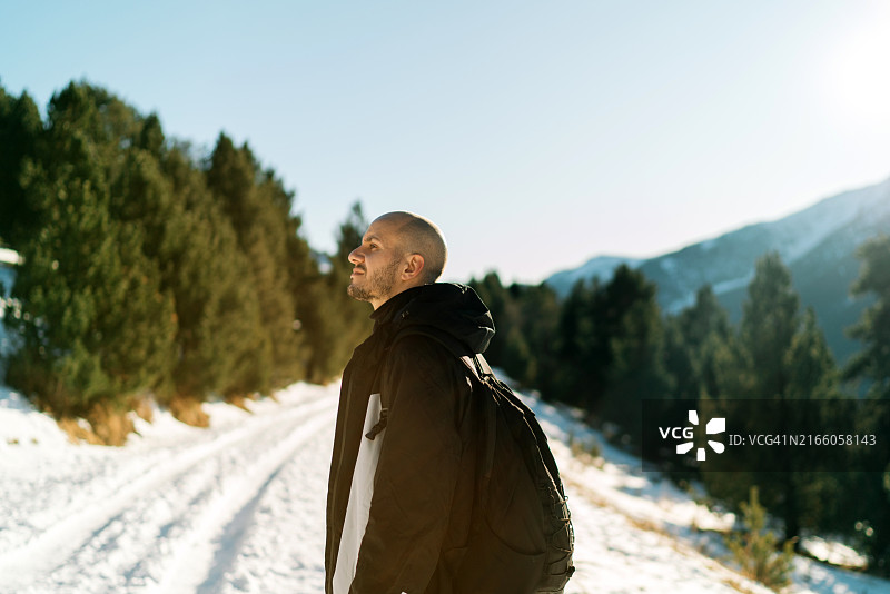 男子在安道尔恩坎普的阿尔卑斯湖徒步旅行，手拿绿色雪橇的肖像图片素材