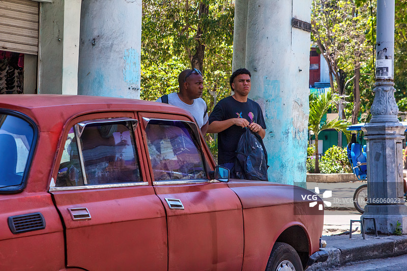 人们与老式汽车图片素材