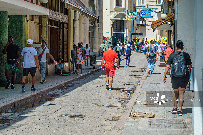 人们在鹅卵石街道上的生活方式图片素材