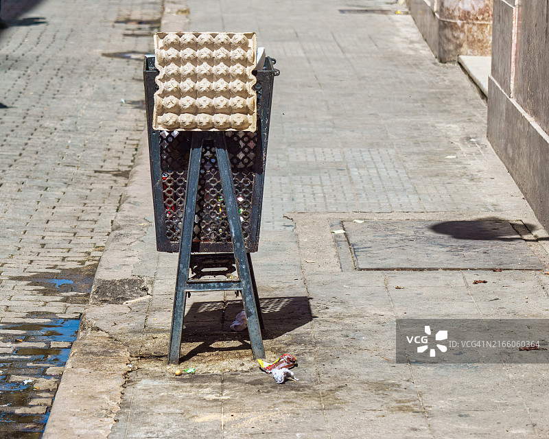 垃圾桶溢出，人行道脏乱图片素材