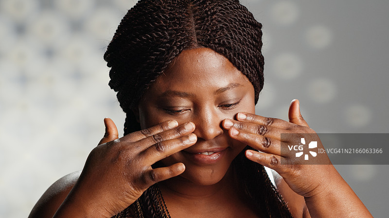 美丽的模特，自然的皮肤，优雅地摆姿势图片素材