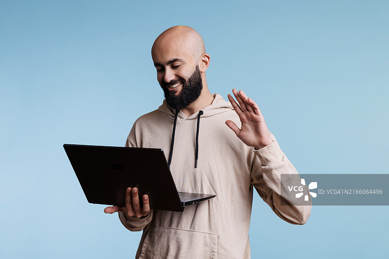 阿拉伯男人在笔记本电脑上进行视频通话图片素材