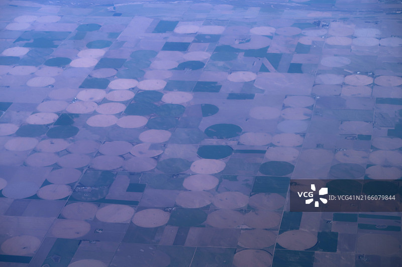 圆形中心枢轴灌溉农田航拍图片素材