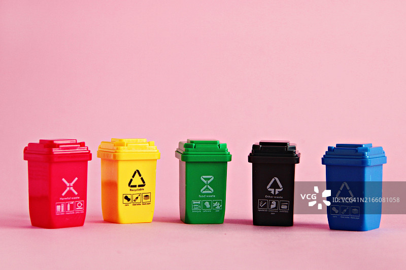 不同颜色的可回收垃圾桶图片素材