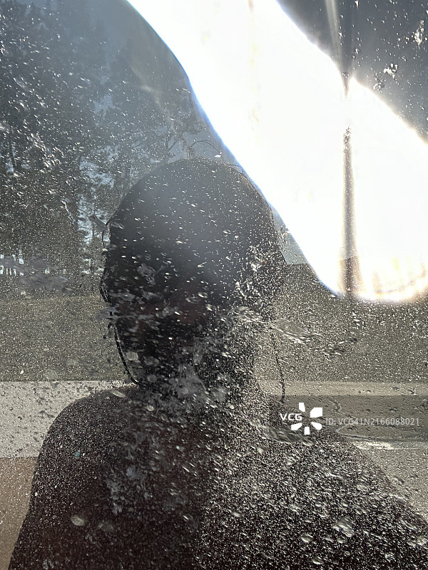 年轻男人儿童公园逆光玩水剪影图片素材