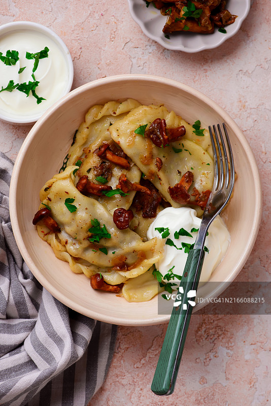 波兰饺子配炒鸡油菌和酸奶油图片素材