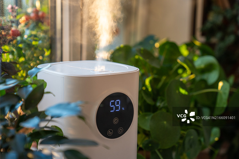 加湿器在窗台上喷出水雾特写图片素材