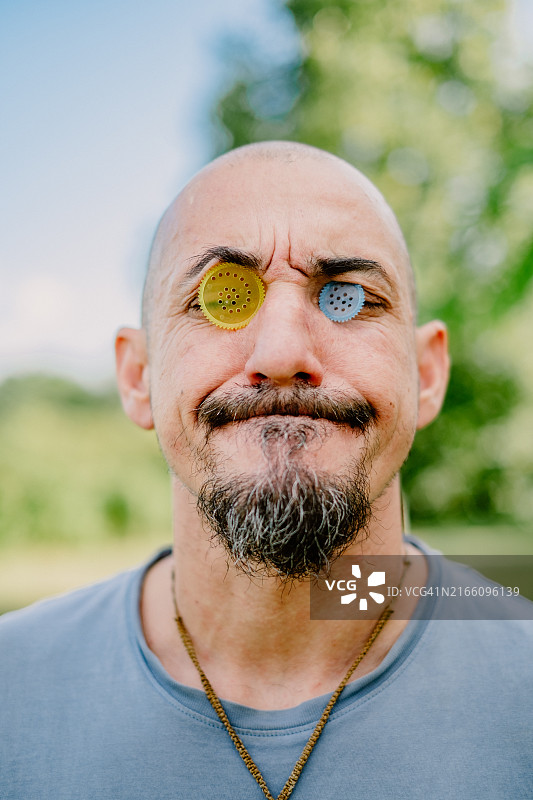 面部表情滑稽的男人图片素材