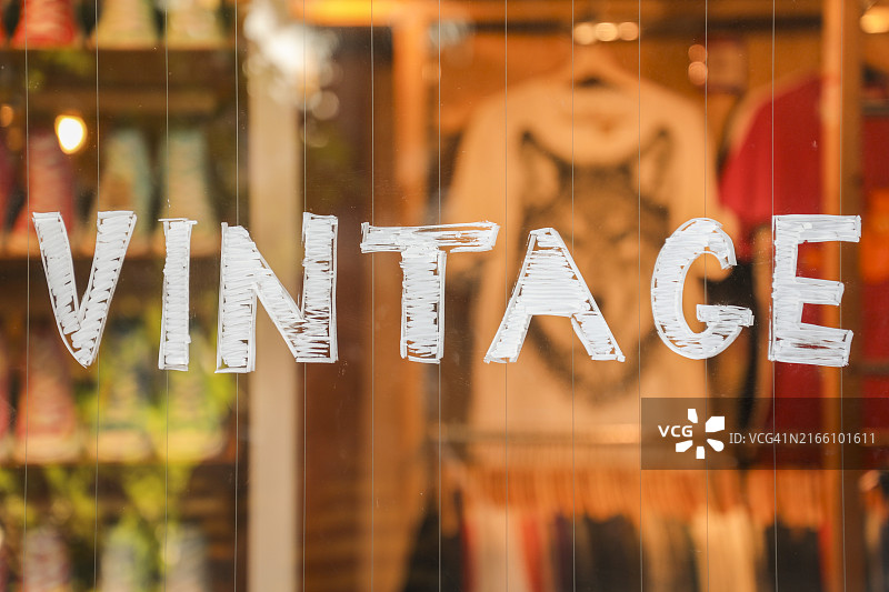 玻璃窗上的手绘“VINTAGE”标志图片素材