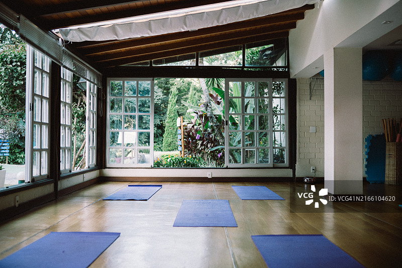 空旷的瑜伽馆图片素材