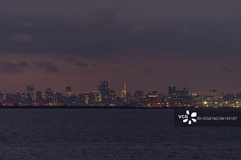 日本东京海边的城市建筑灯光图片素材