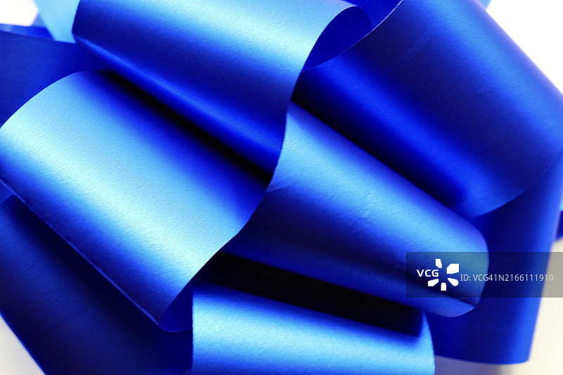 一个明亮的蓝色礼物装饰蝴蝶结图片素材