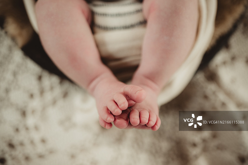 新生婴儿的脚趾特写图片素材