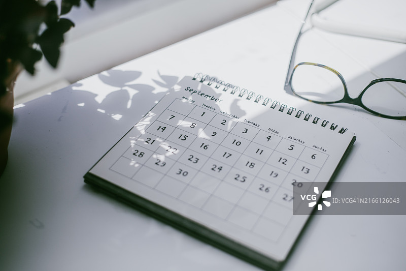 L字母女性桌面日历图片素材