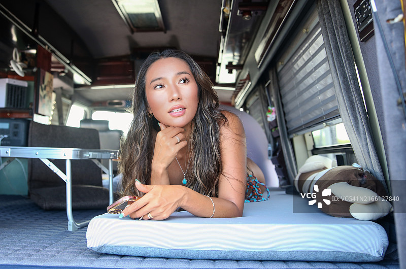 冲浪女孩在车内休息图片素材