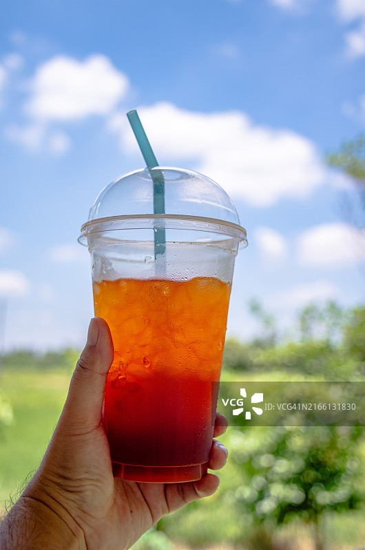 阳光明媚的桌上泰式冰奶茶图片素材