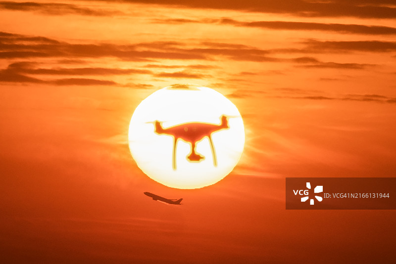 商业飞机飞过太阳图片素材