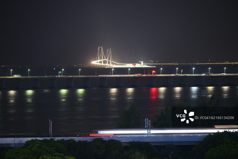 深圳的深中桥，夜晚的地铁和高速公路图片素材