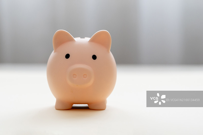 白色背景上的粉色小猪储蓄罐，金融储蓄，投资增长和财务规划背景图片素材