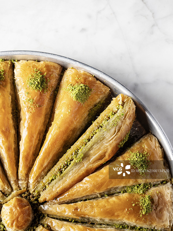 传统土耳其甜点果仁蜜饼图片素材