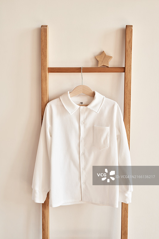 时尚童装组合，含婴儿房、卧室、床、抽屉柜和儿童玩具图片素材