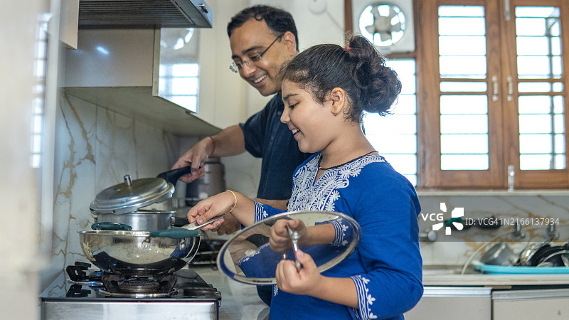 父女在厨房一起做饭图片素材