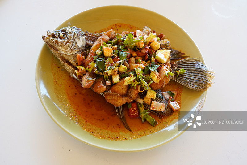 炸大吴郭鱼配香草沙拉图片素材