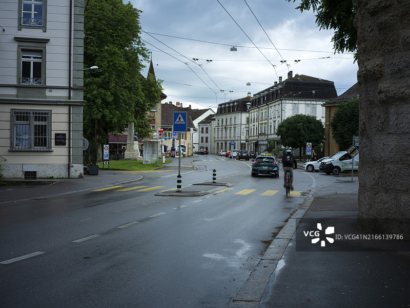 夏季主干道上的交通图片素材