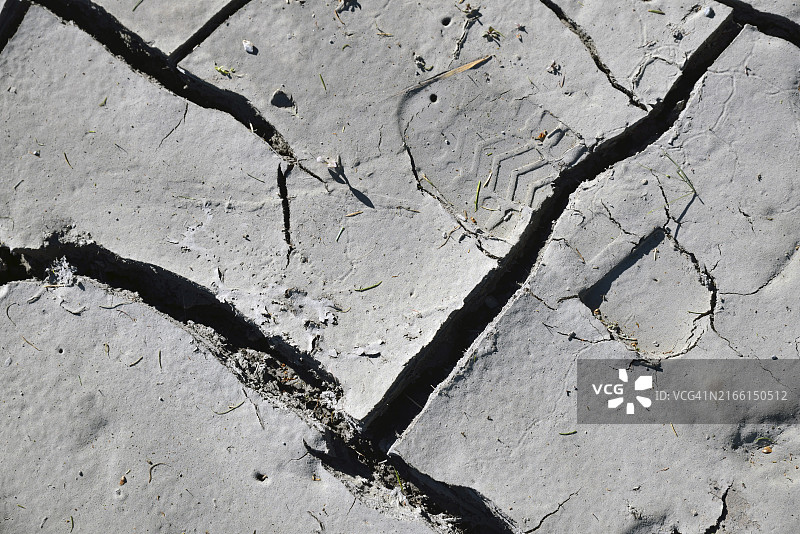 农民在干裂泥土中的脚印图片素材