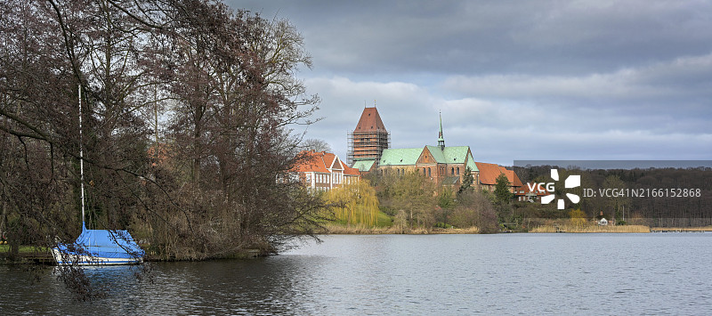 德国北部拉策堡湖风光：蓝色小船与教堂图片素材