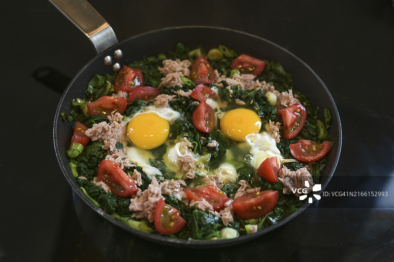 平底锅辛辣菠菜番茄金枪鱼鸡蛋低碳餐图片素材