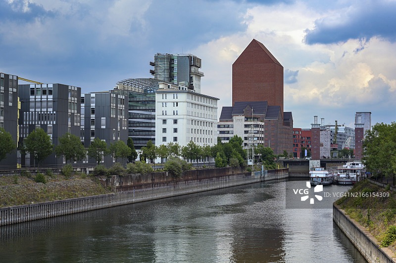 德国杜伊斯堡内港和北莱茵-威斯特法伦州档案馆，红砖纪念塔楼建筑，无窗，前身为粮仓，可复制空间图片素材