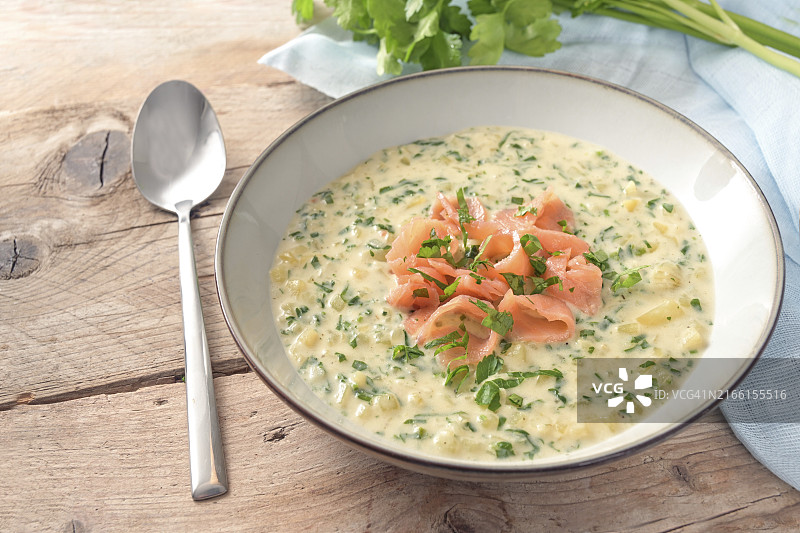 自制欧芹土豆奶油汤配熏鲑鱼图片素材