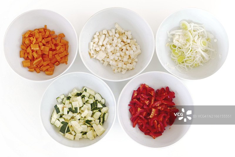 白色碗中盛放的各种蔬菜丁，烹饪准备图片素材